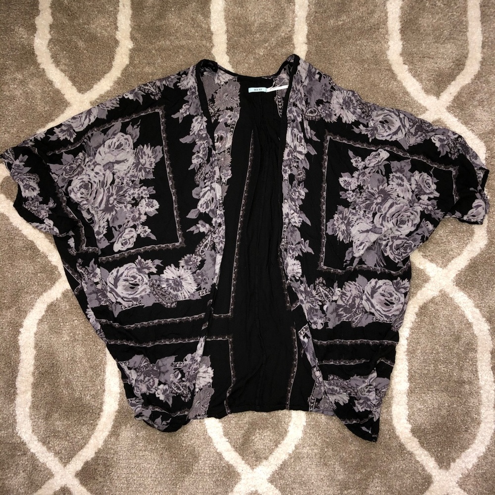 UO Black Gray Floral Kimono XS/S